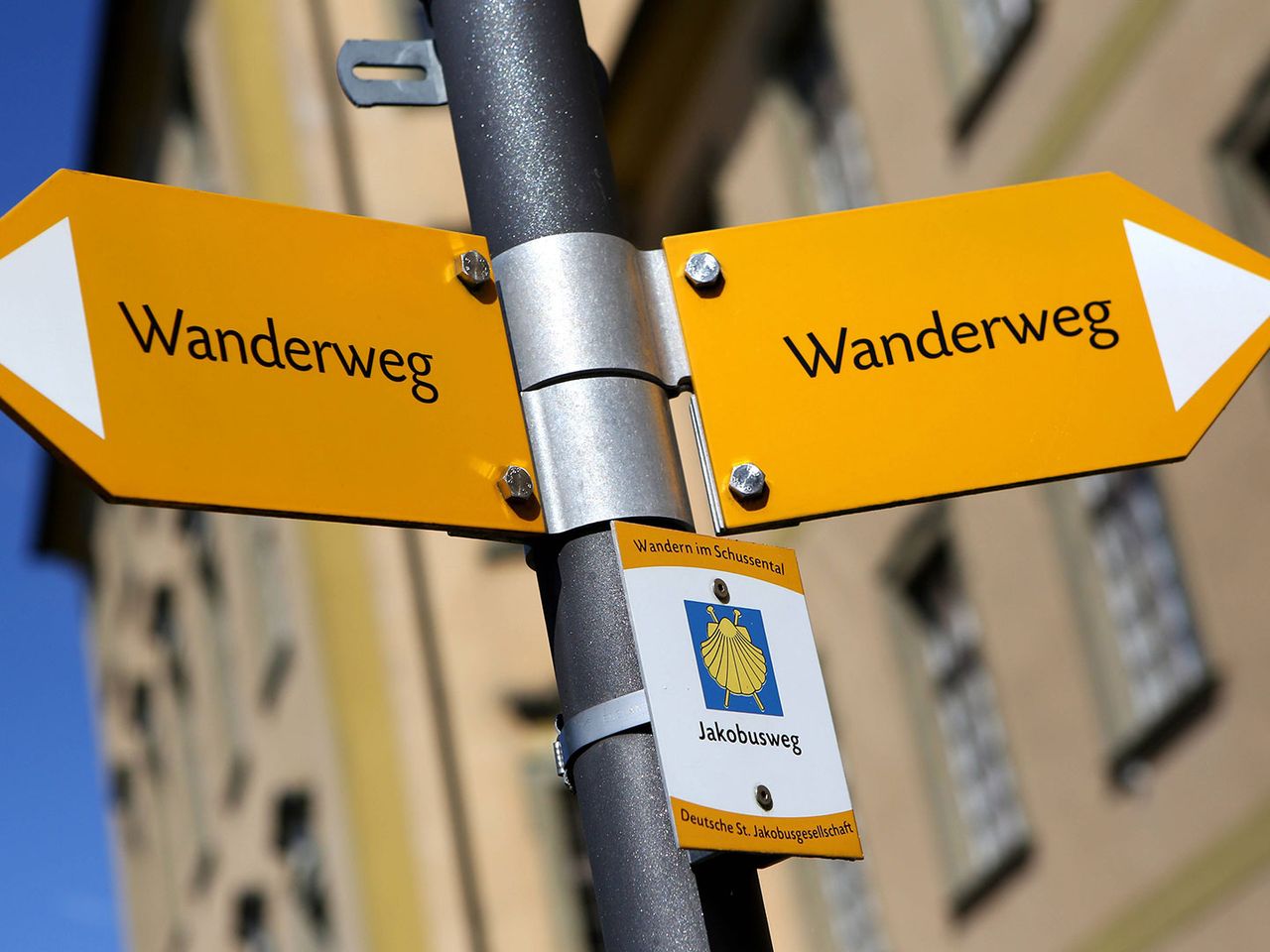 Schilder an der Abtei Weingarten weisen den Jakobsweg.