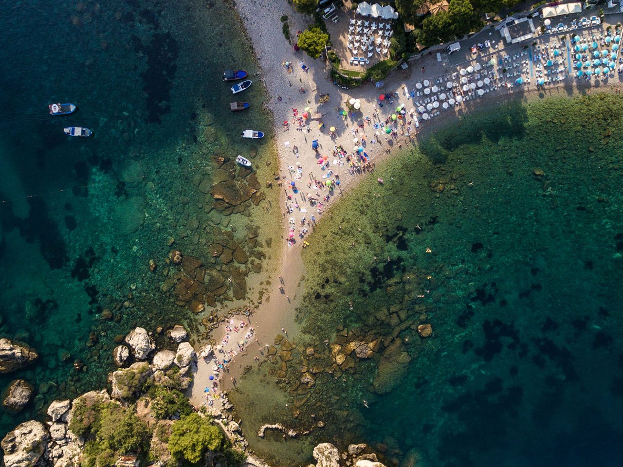 Spiaggia di Isola Bella, Sizilien Strand (von oben)