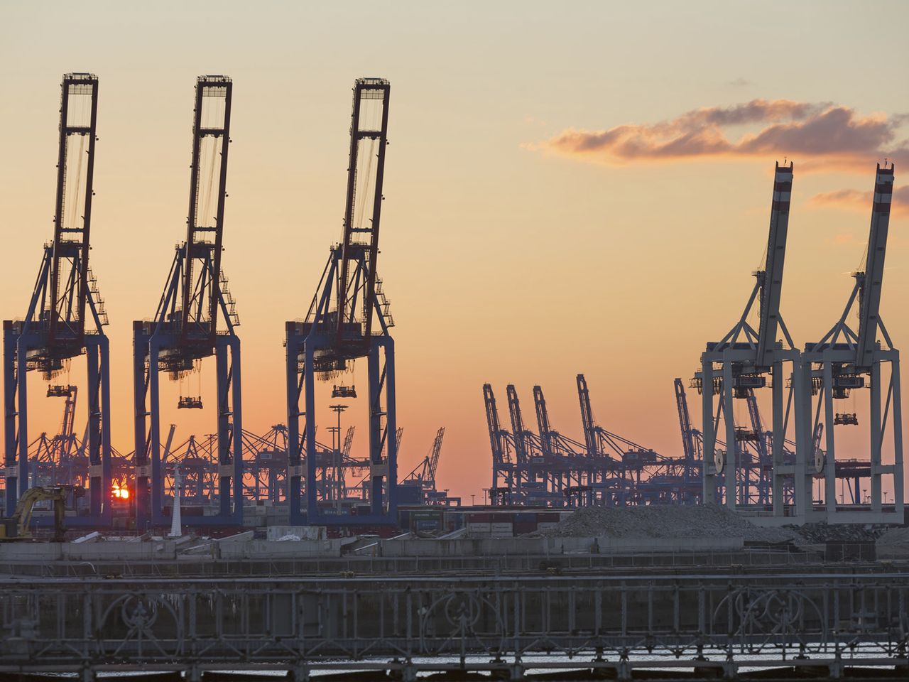 Kräne im Hamburger Hafen in der Dämmerung