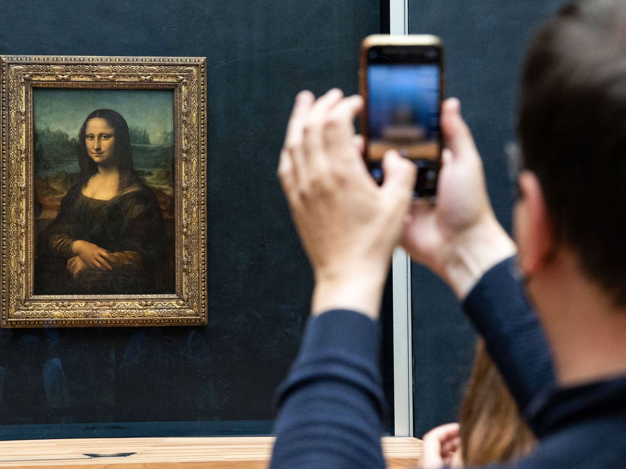Person macht Foto von der Mona Lisa, Gemälde im Louvre