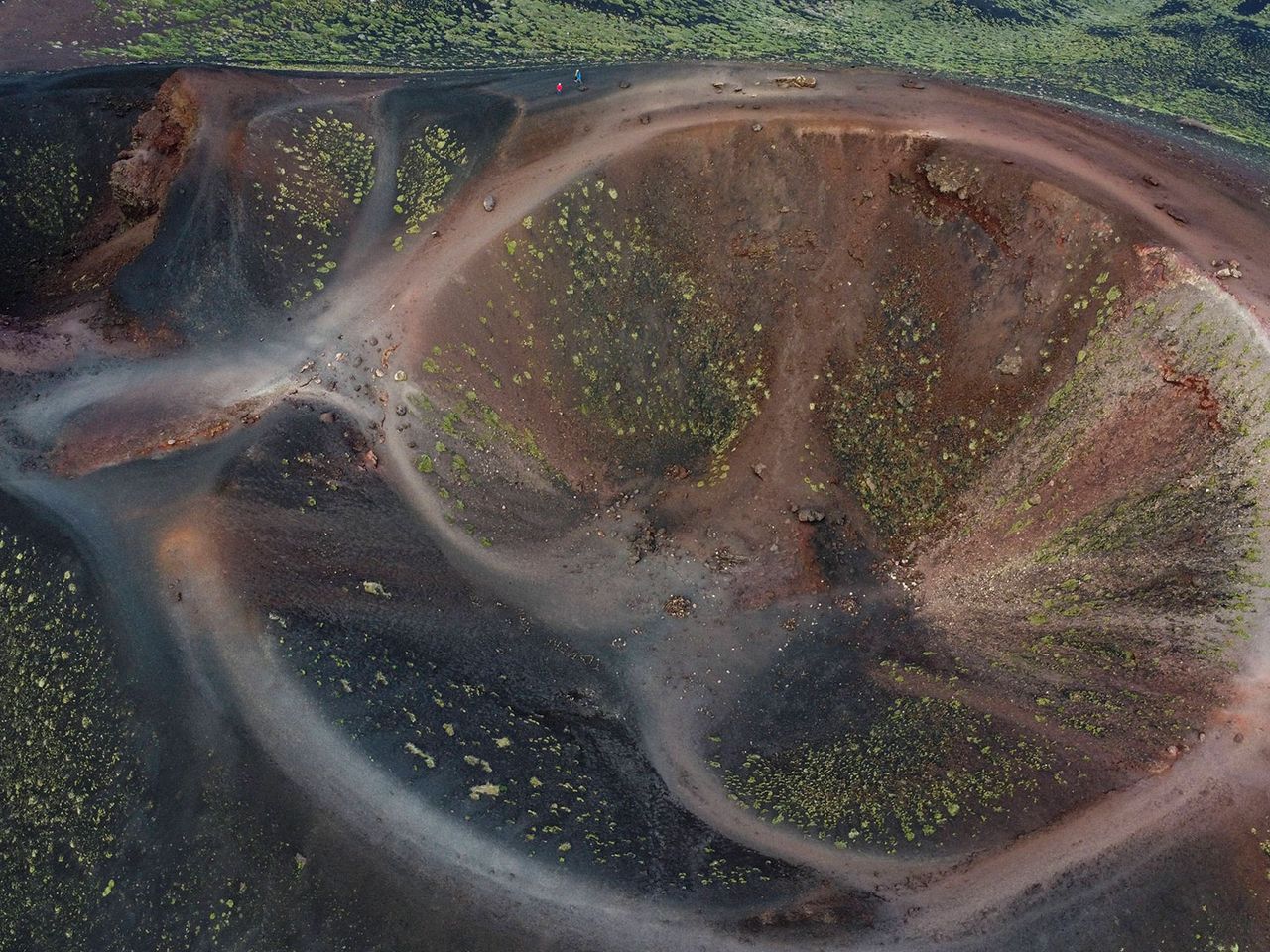 Ein Krater des Ätna ist aus der Luft zu sehen.