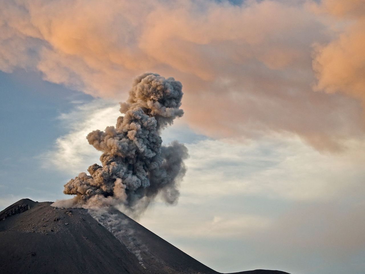 Rauchwolken steigen aus dem Anak Krakatau empor