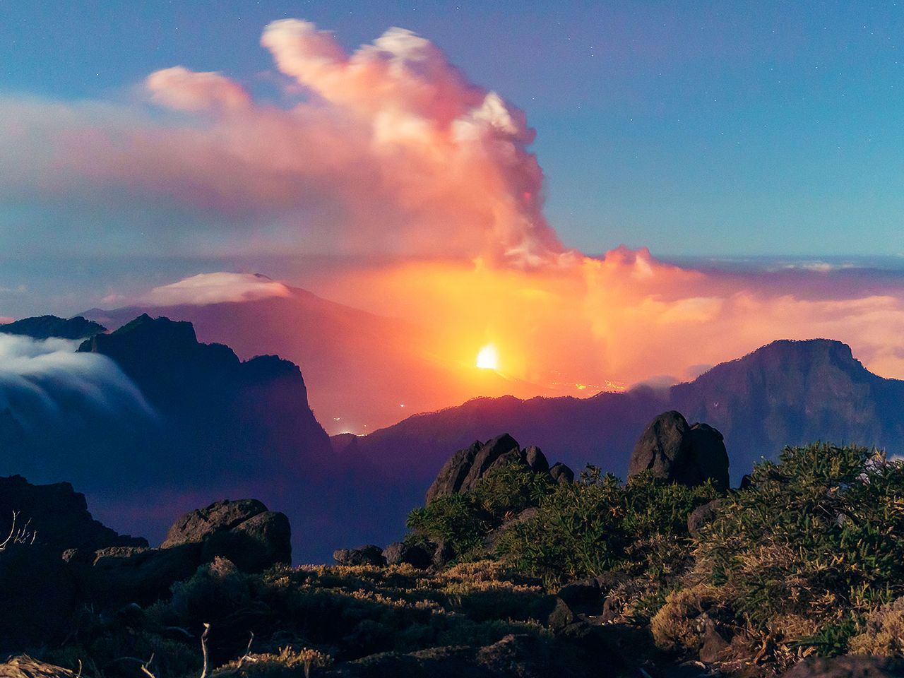 Lava strömt aus dem Krater der Cumbre Vieja Vulkankette
