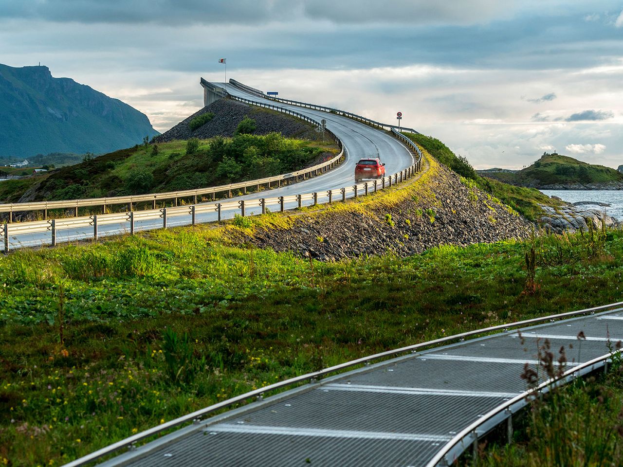 Auto fährt über die Storseisund-Brücke, Atlantikstraße