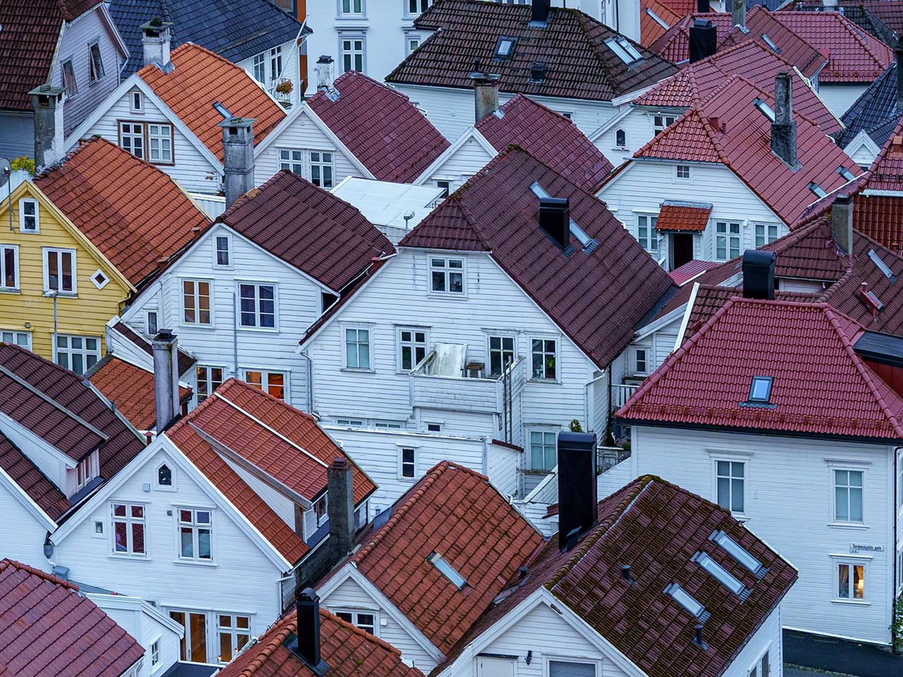 Weiße Holzhäuser in Bergen, Blick auf die Dächer der Stadt