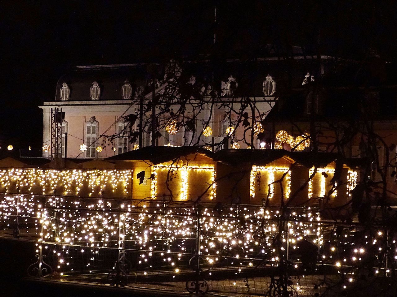 Das Schloss Benrath leuchtet im Schein der Lichterkerzen