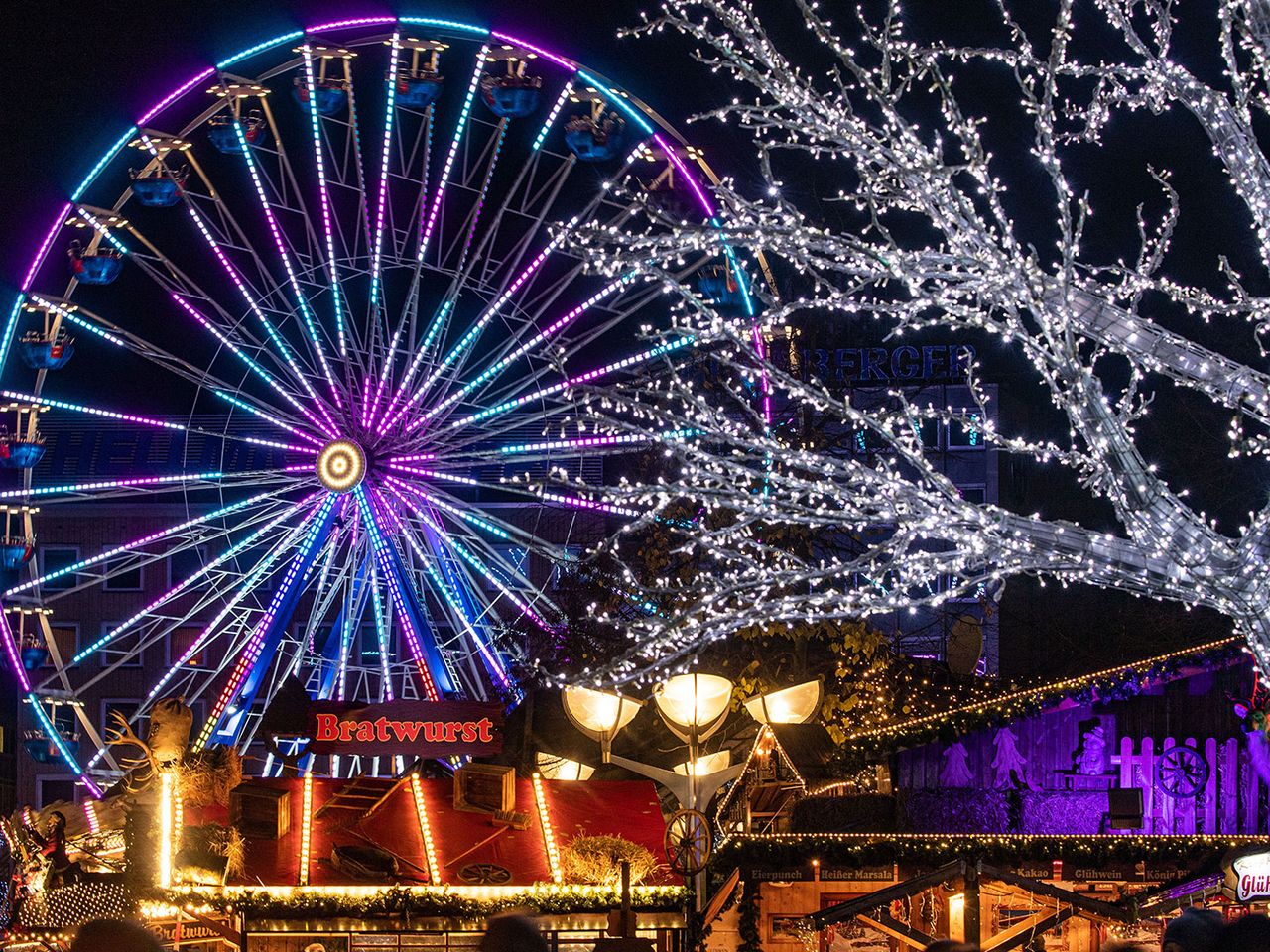 Riesenrad und winterliche Dekoration auf dem Duisburger Weihnachtsmarkt