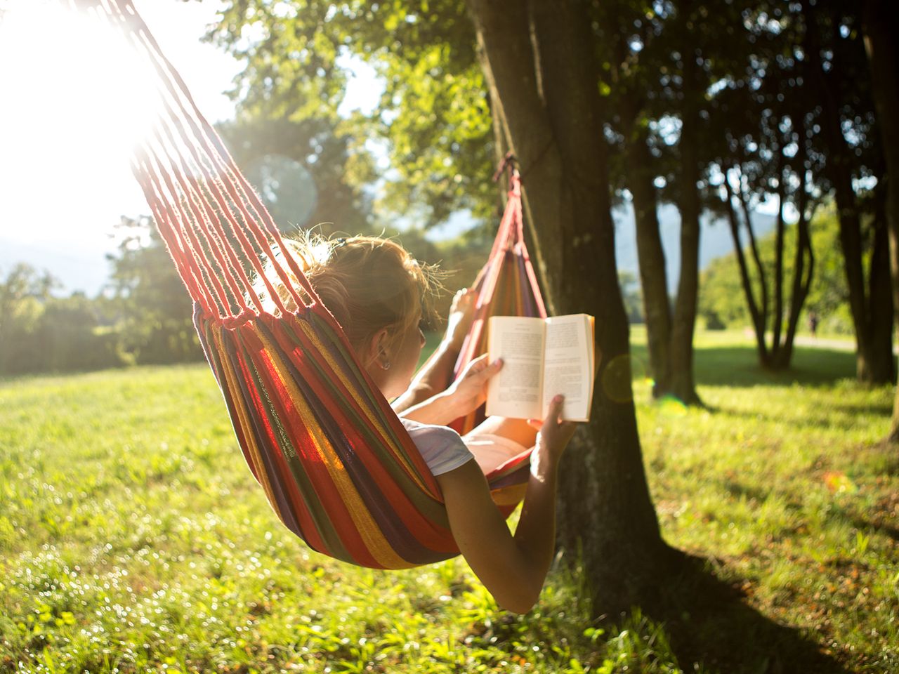 Person entspannt sich in einer Hängematte