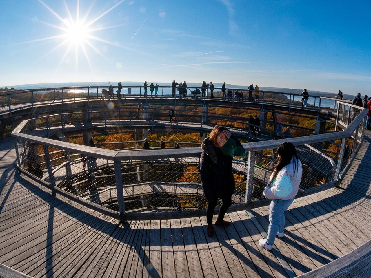 Besucher spazieren auf dem Baumwipfelpfad von Prora