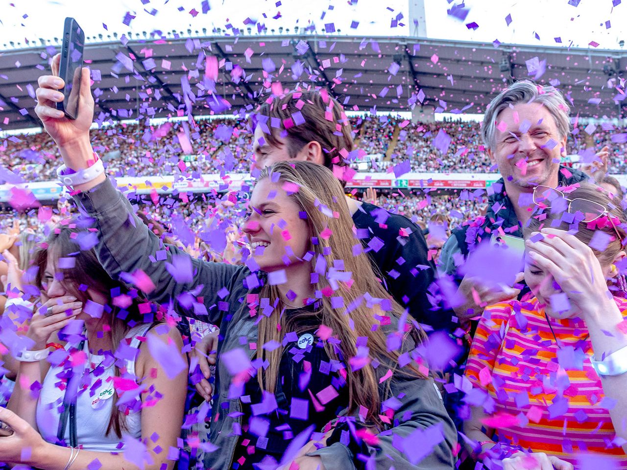 Menschen besuchen ein Coldplay-Konzert im schwedischen Göteborg.