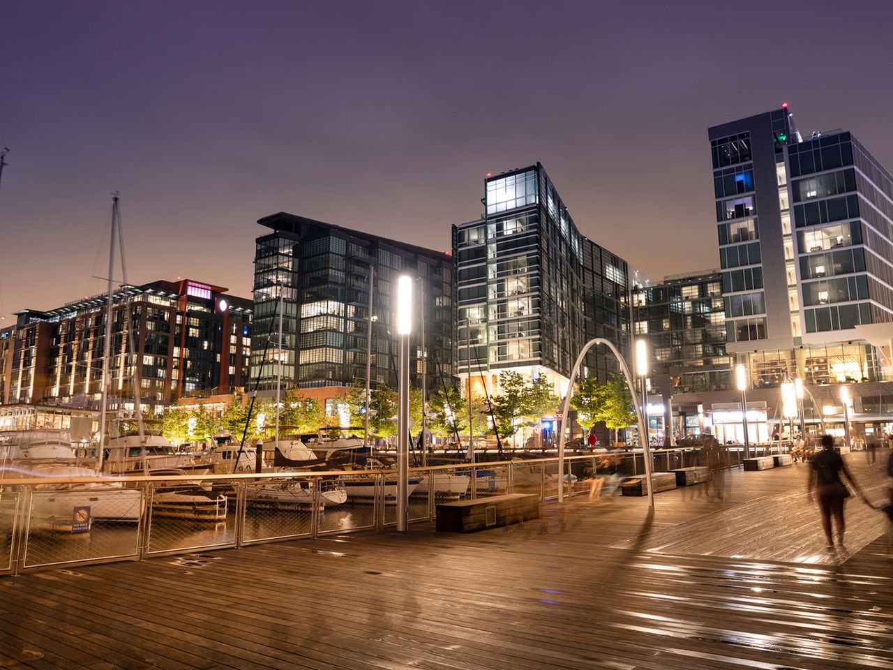 Hochhäuser und Steg, The Wharf (Washington D.C.)