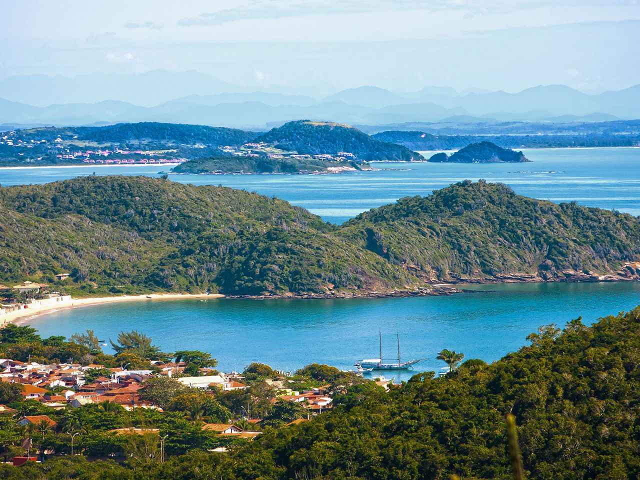 Blick von oben auf die Bucht Praia Joao Fernandes