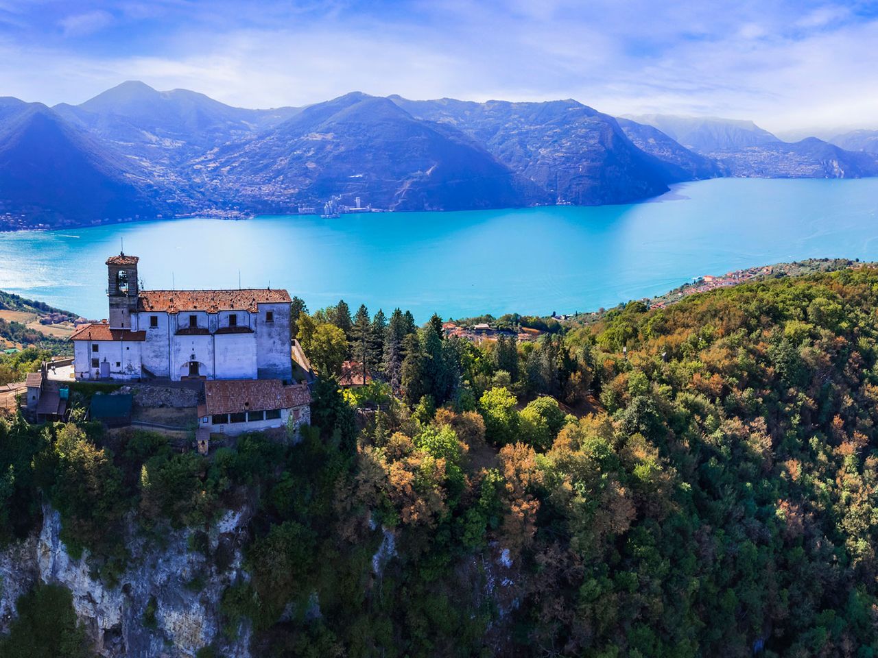 Blick auf den Iseosee von der Wallfahrtskirche Madonna della Ceriola auf der Monte Isola