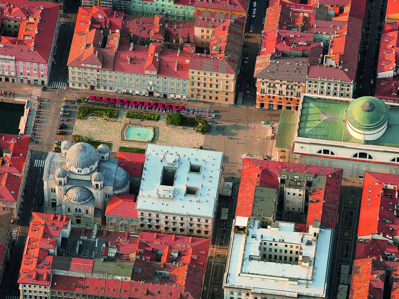 Luftaufnahme vom Borgo Teresiano mit Canal Grande und Sant'Antonio Nuovo (Kirche)