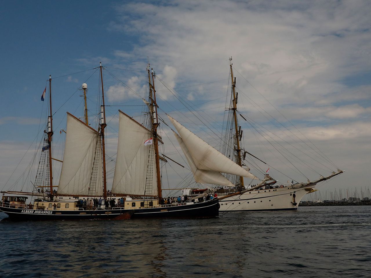 Segelboote bei der Hanse Sail auf dem Wasser