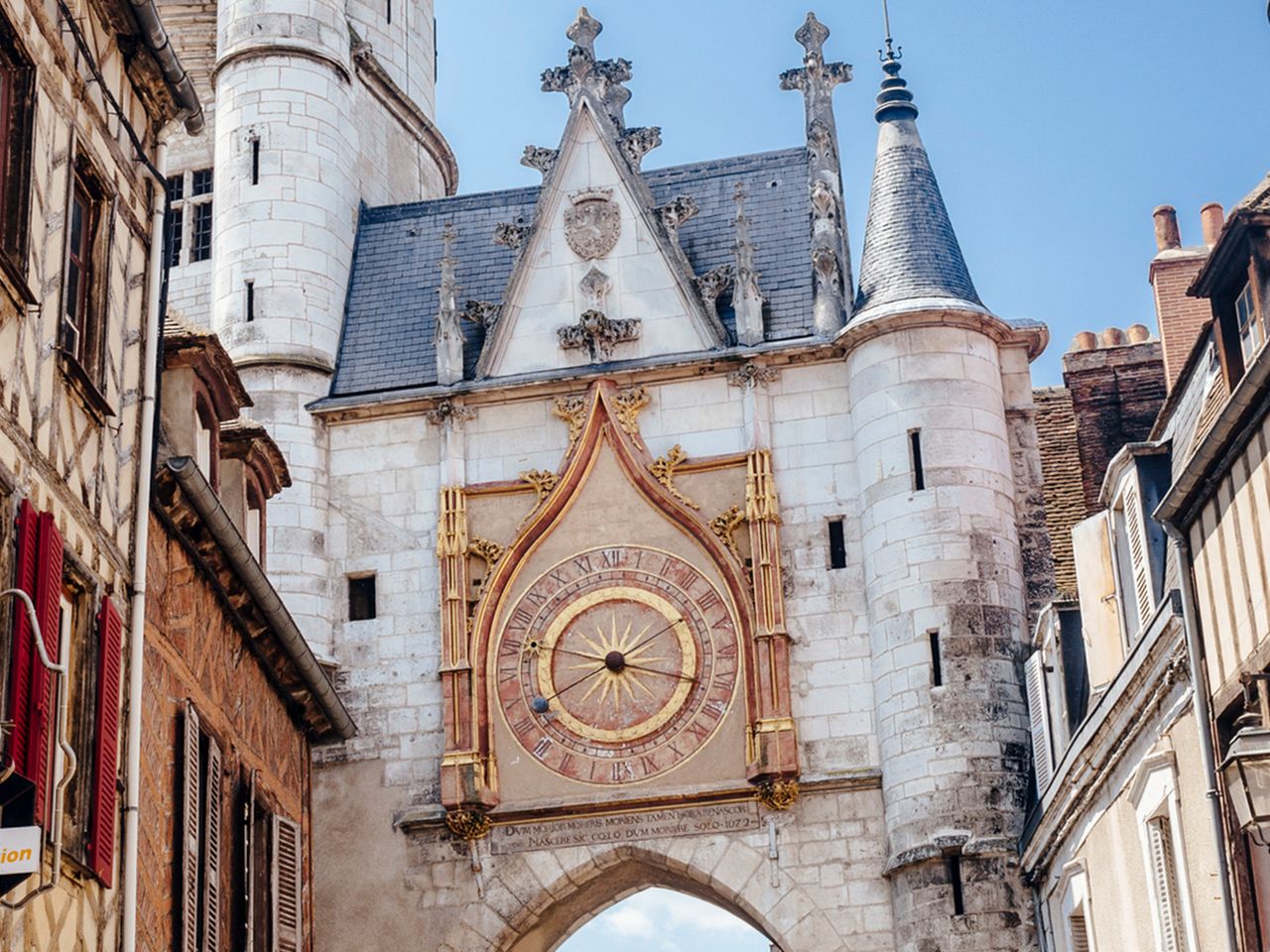 Uhrturm mit astronomischer Uhr in Auxerre, Frankreich
