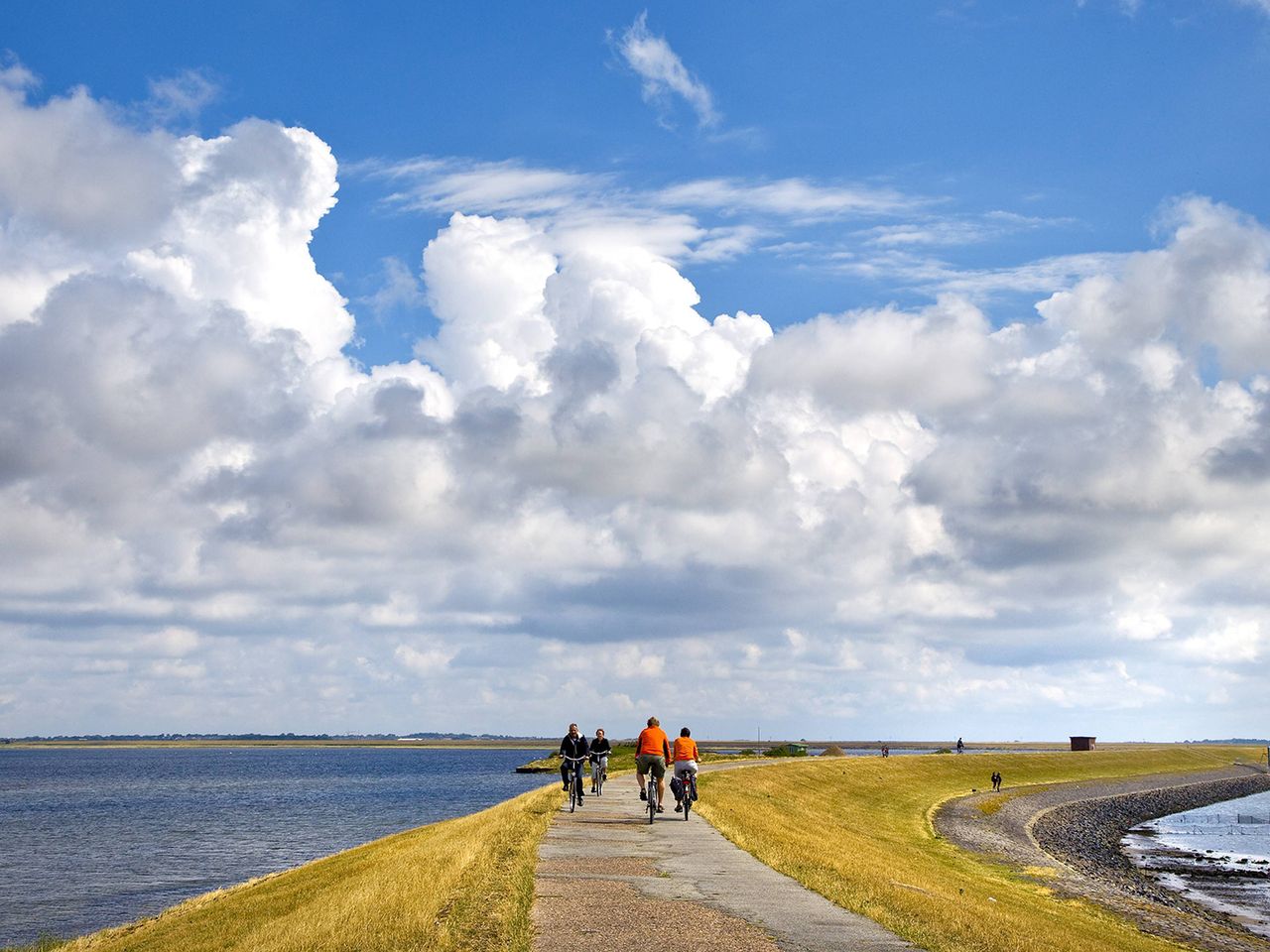 Fahrradfahrer:innen am Rantumbecken, Sylt