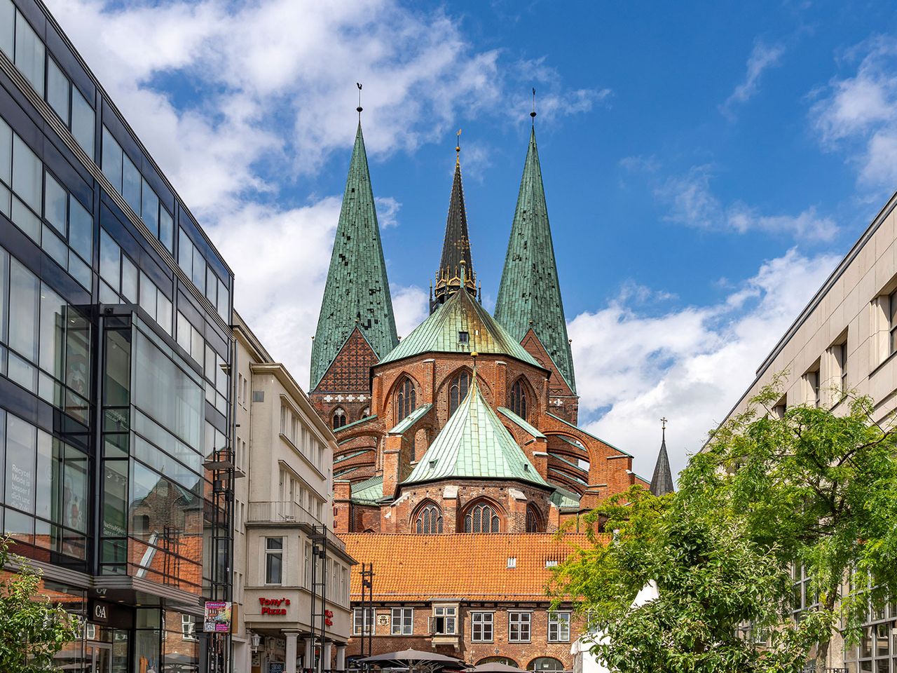 Blick auf die Kirche St. Marien zu Lübeck hinter moderneren Gebäuden