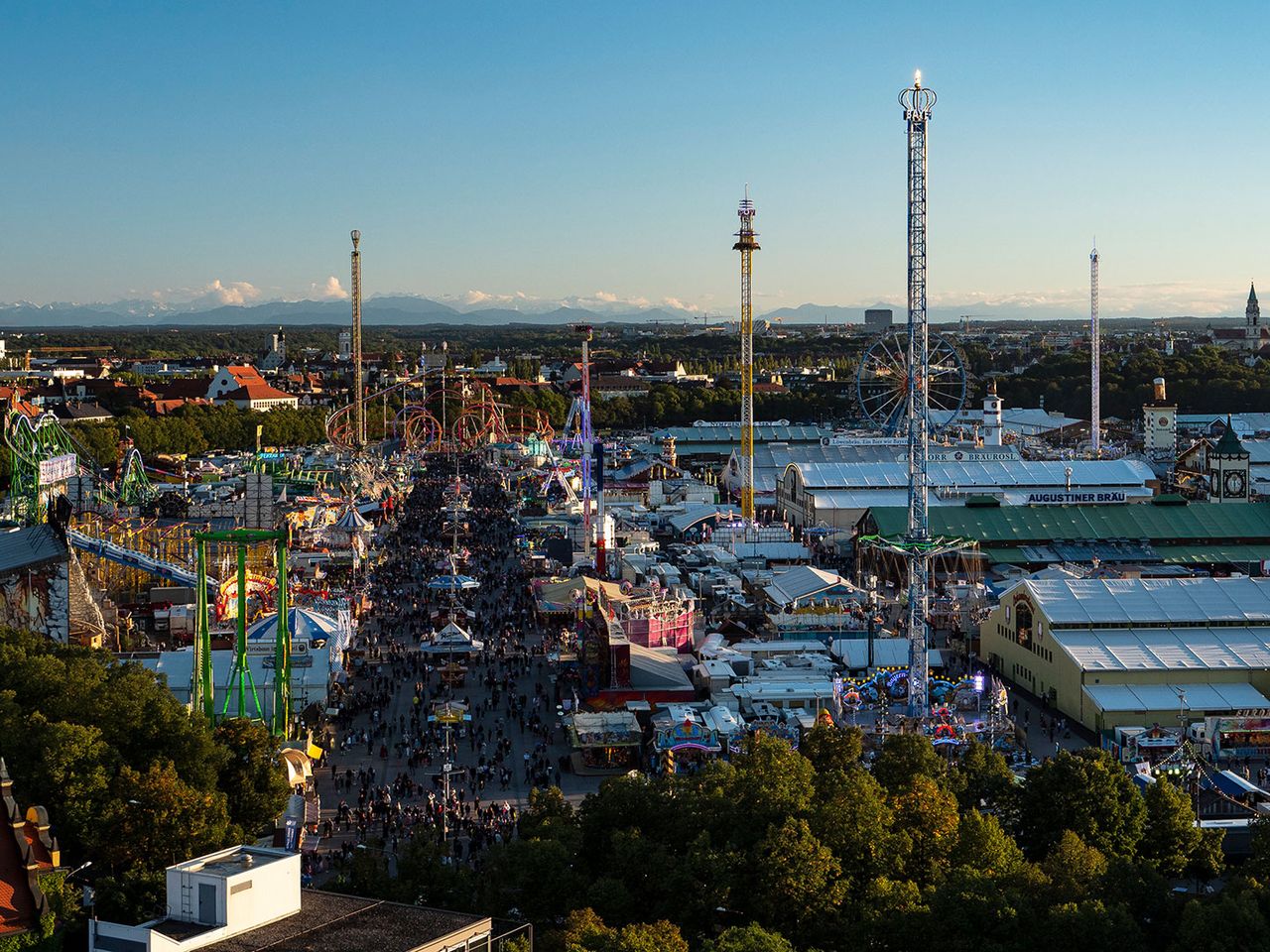 Luftaufnahme des Oktoberfests am Tag