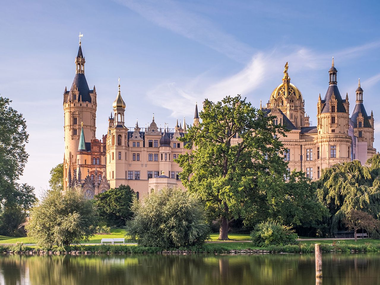 Schloss Schwerin vom Wasser aus gesehen