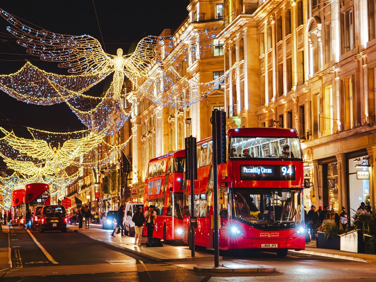 Die weihnachtlich beleuchtete Regent Street in London
