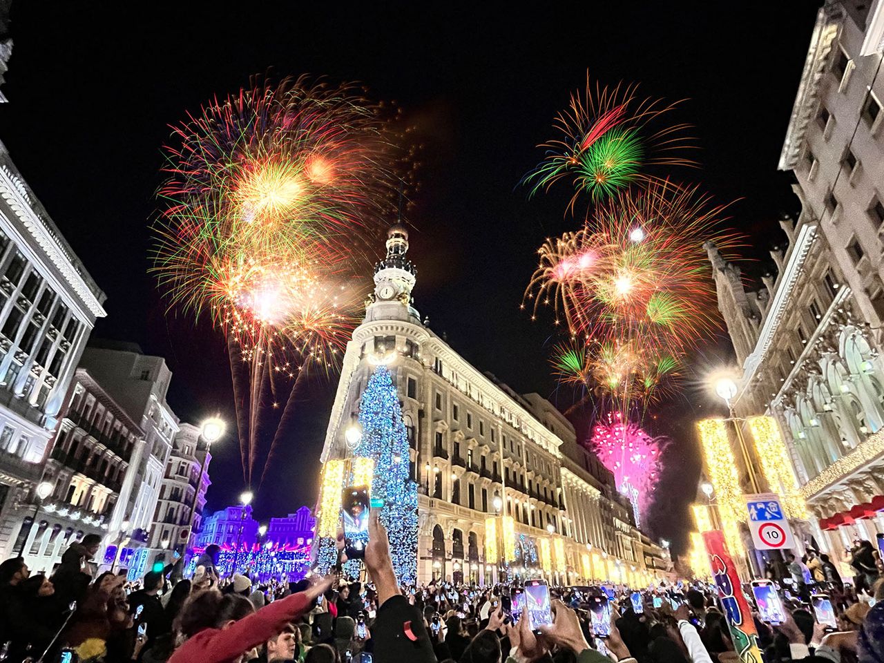 Feuerwerk über Straße Gram Vía in Madrid, Silvester