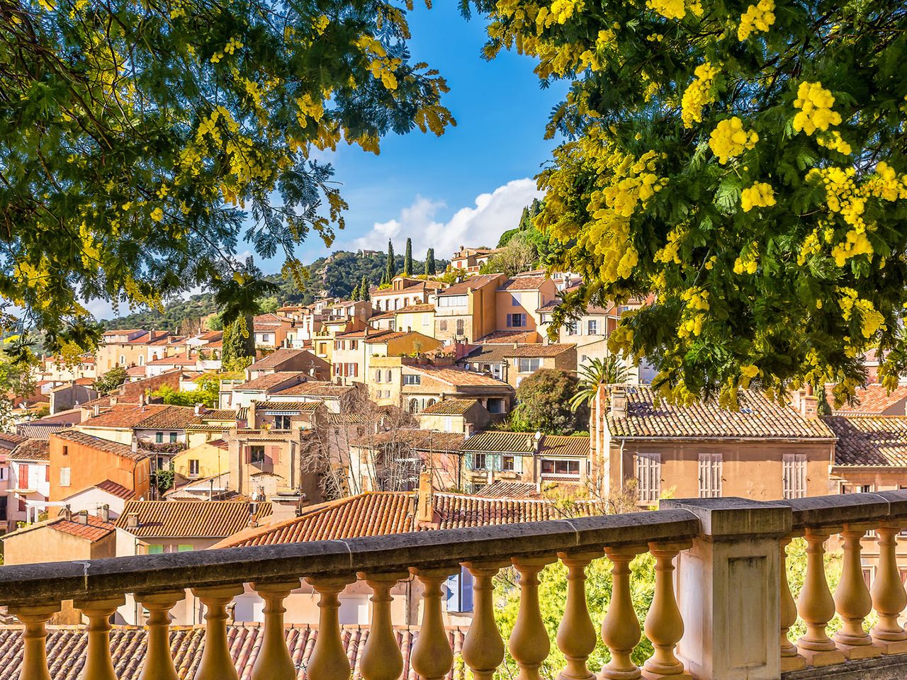 Blick von Balkon auf das Dorf Bormes-les-Mimosas