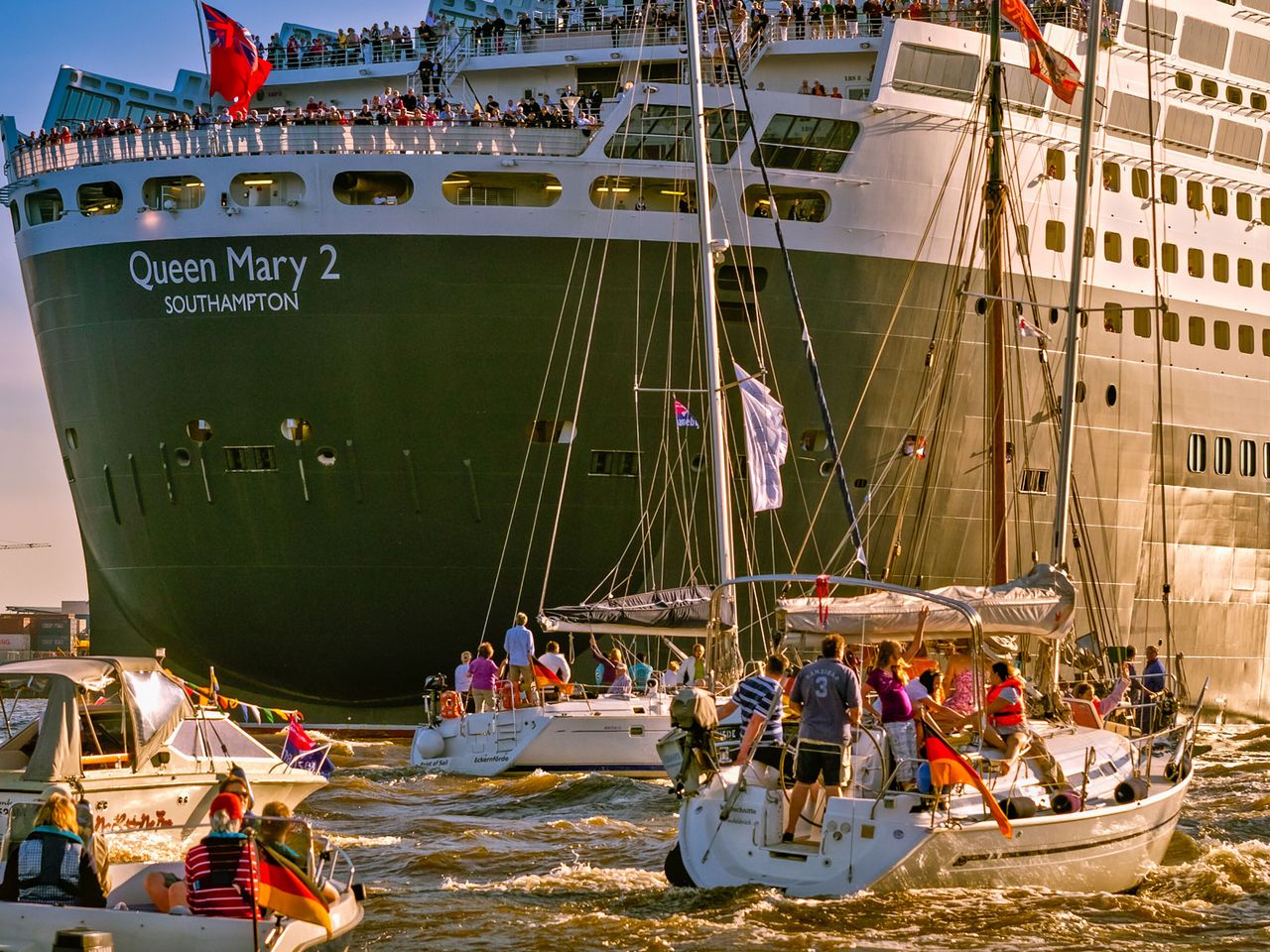 Blick von der Elbe zu den Landungsbrücken, traditionelle Segelschiffe, Hafengeburtstag