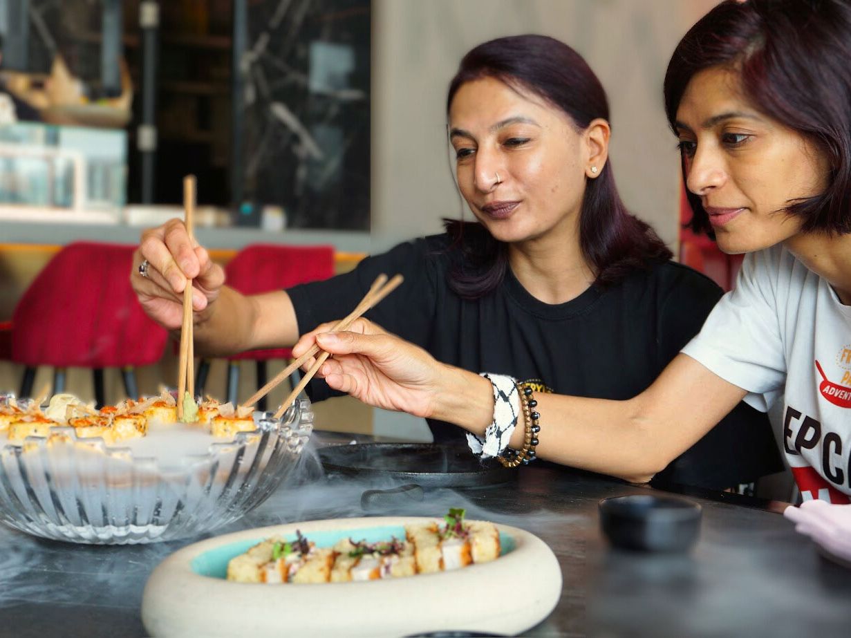 Farida und Arva Ahmed beim Essen