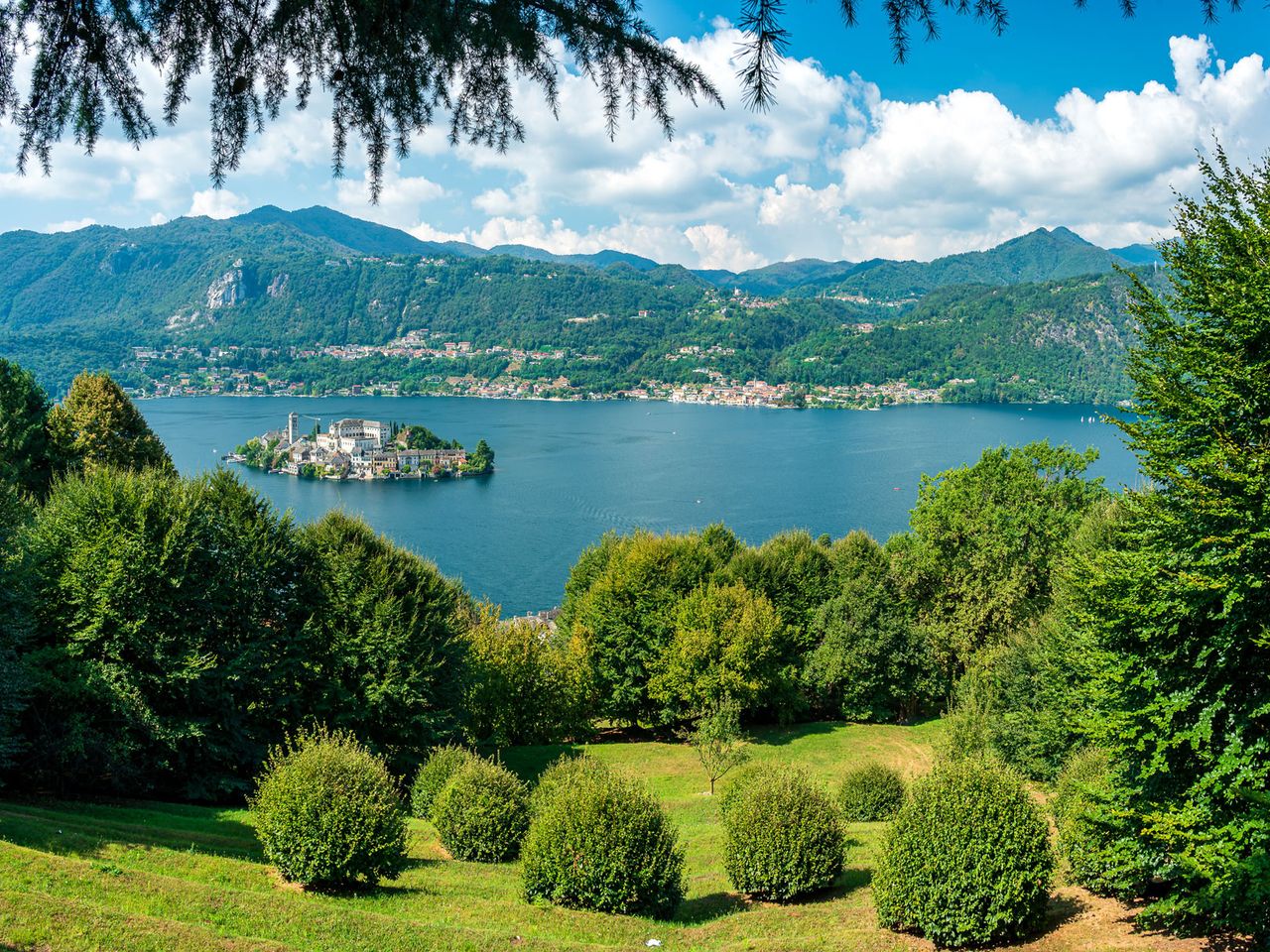Blick auf den Ortasee mit der Isola San Giulio
