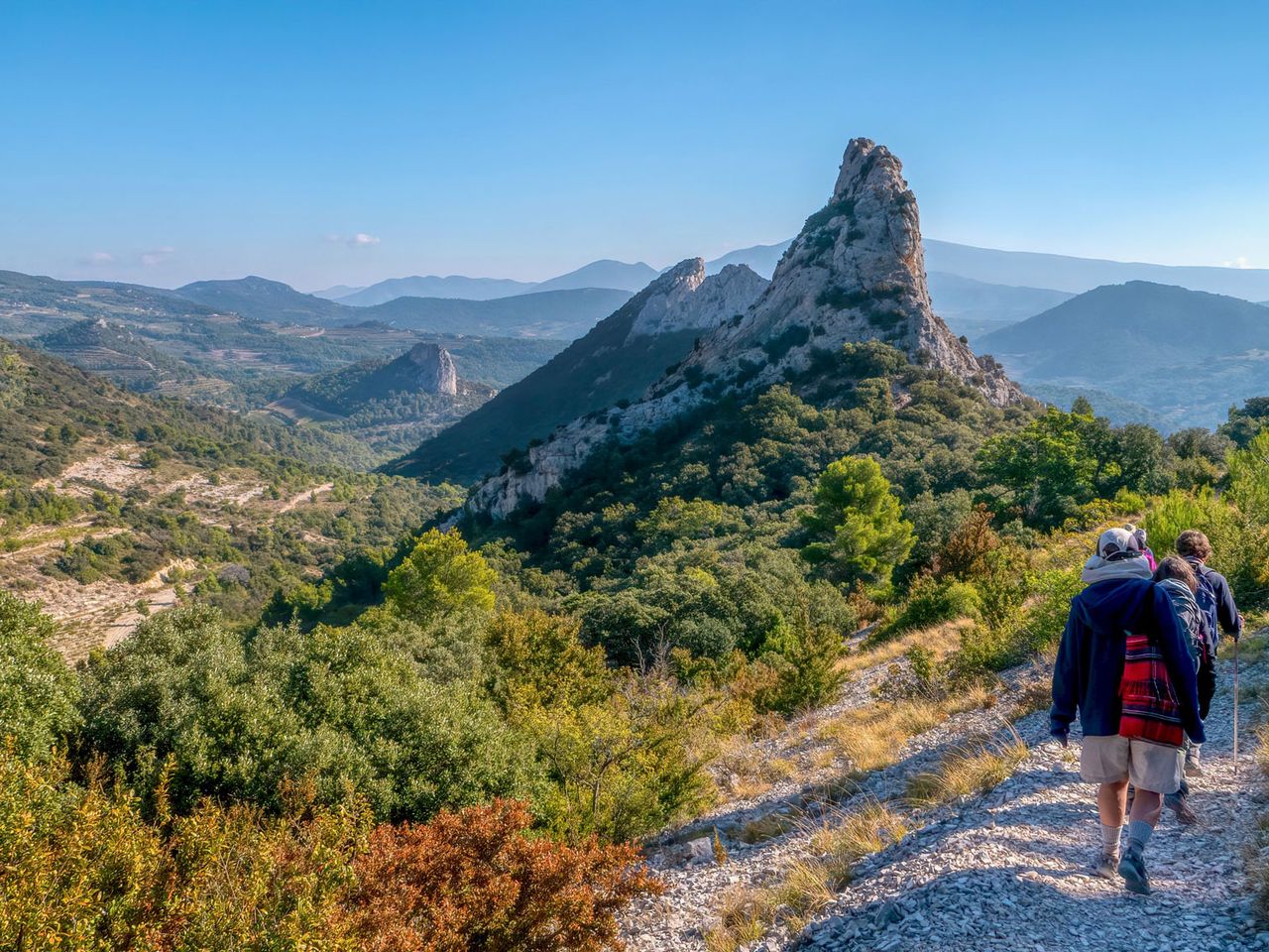 Wandernde auf der Bergkette Dentelles de Montmirail, Frankreich