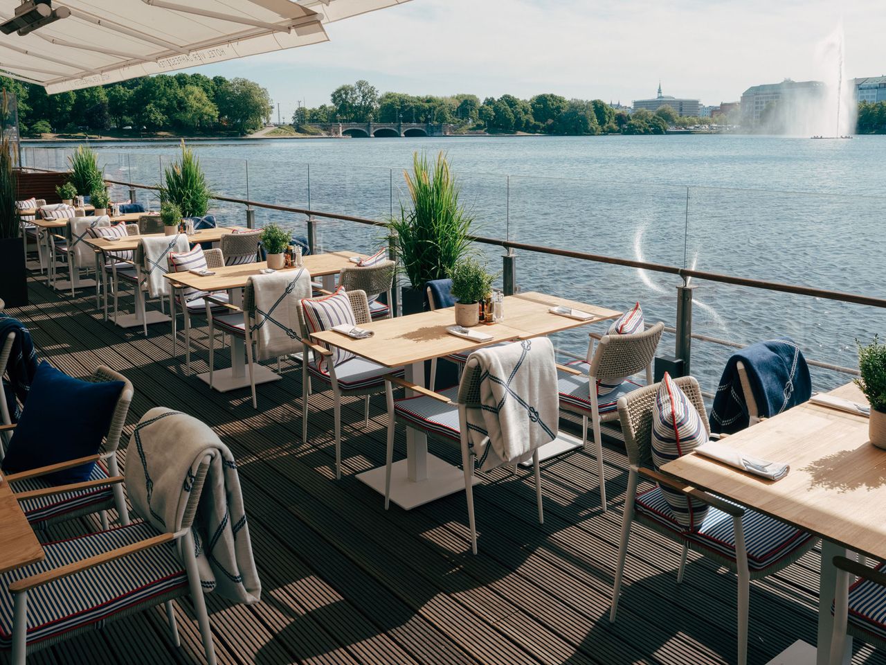 Deck 4, Terrasse Hotel Vier Jahreszeiten