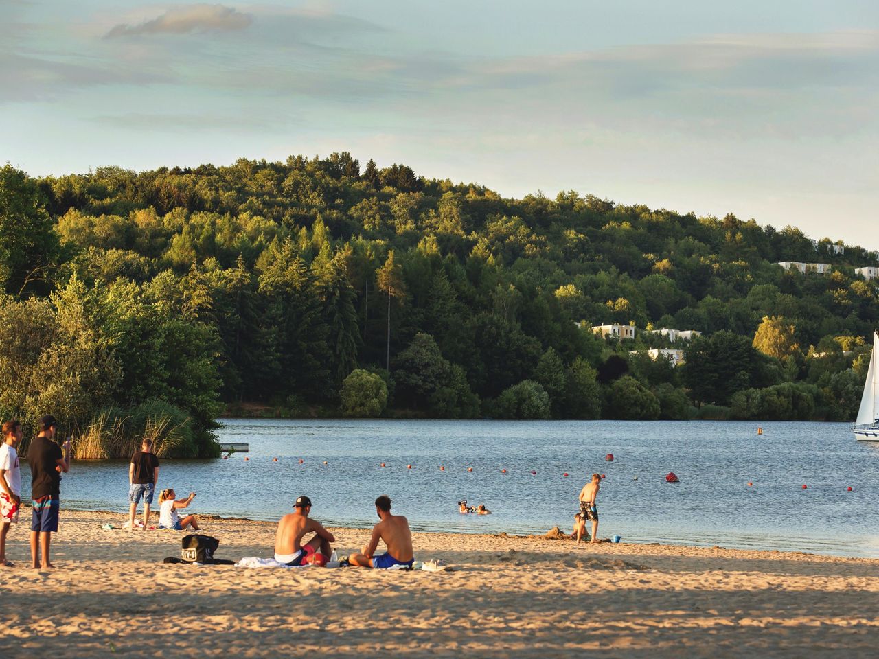 badende und sonnende Personen am Bostalsee, Seebad