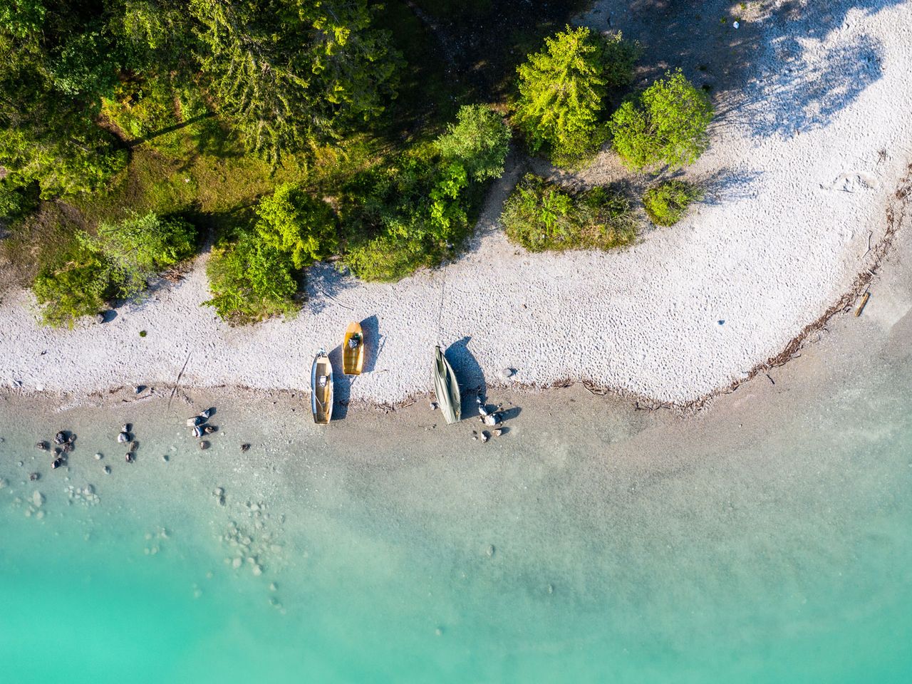 Walchensee mit Strand und Booten von oben