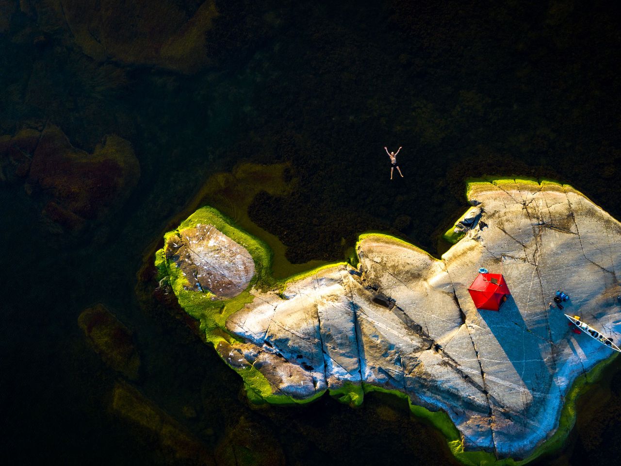 Person badet im Wasser, Stockholmer Schärengärten