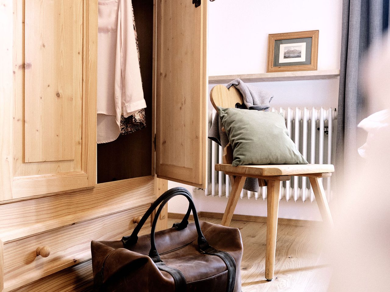 Kleiderschrank auf dem Zimmer, Lederer Hof
