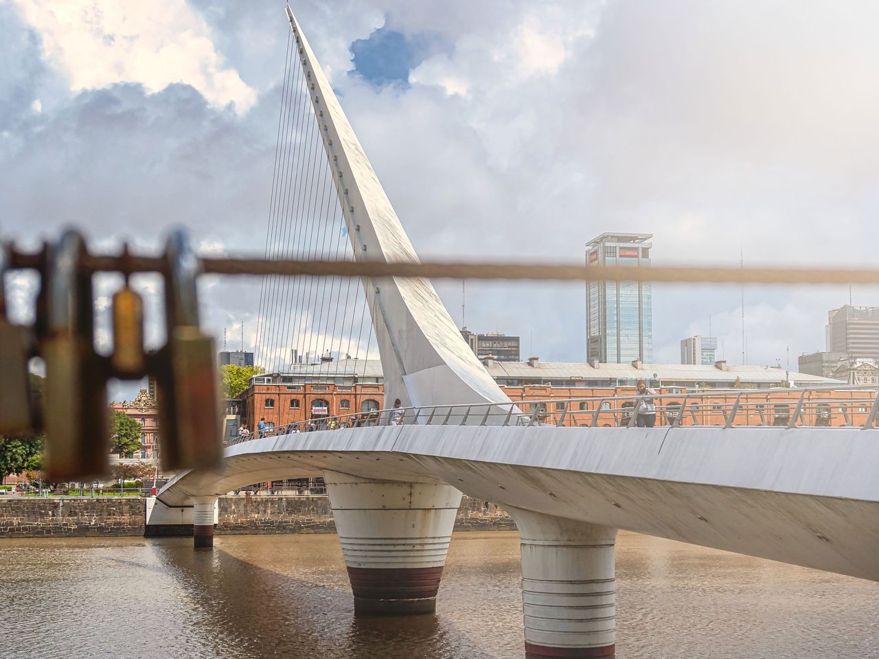 Puente de la Mujer im Hafengebiet Puerto Madero, Buenos Aires