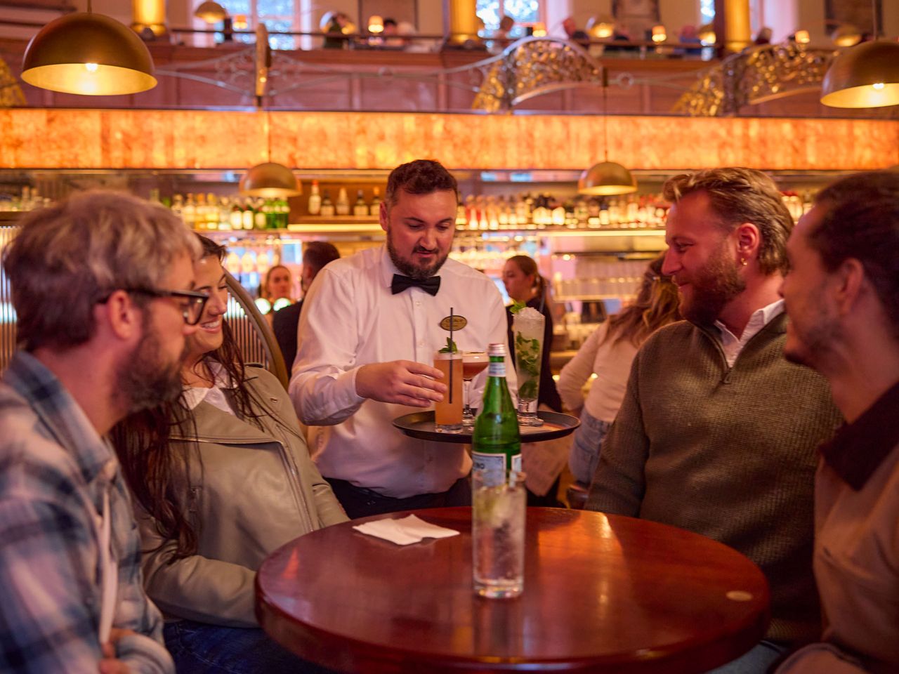 Kellner und Gäste in der The Church Café Bar, Dublin