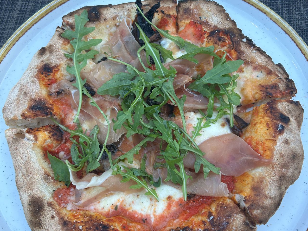 Pizza mit Schinken, Rucola und Trüffel im Bio Garden, Olea All Suite Hotel