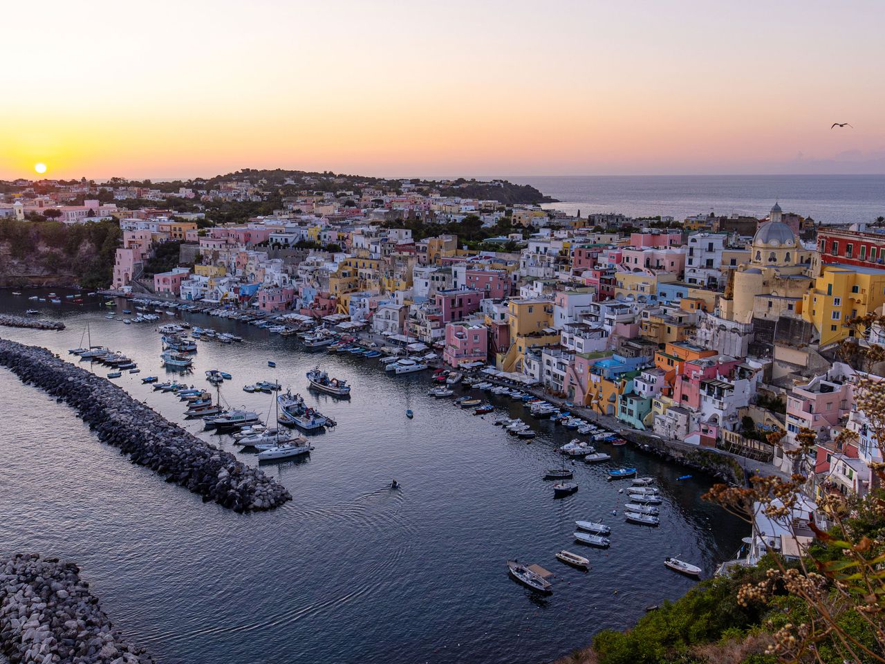 Procida und das Dorf Marina Corricella beim Sonnenuntergang