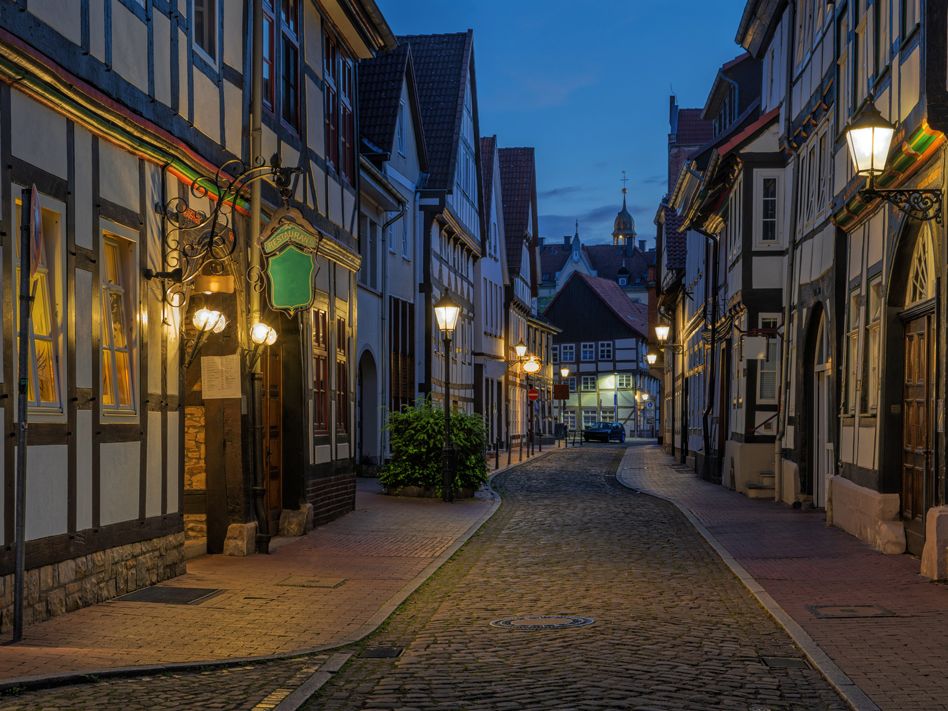 Fachwerk am Abend in der Stadt Hameln in Niedersachsen