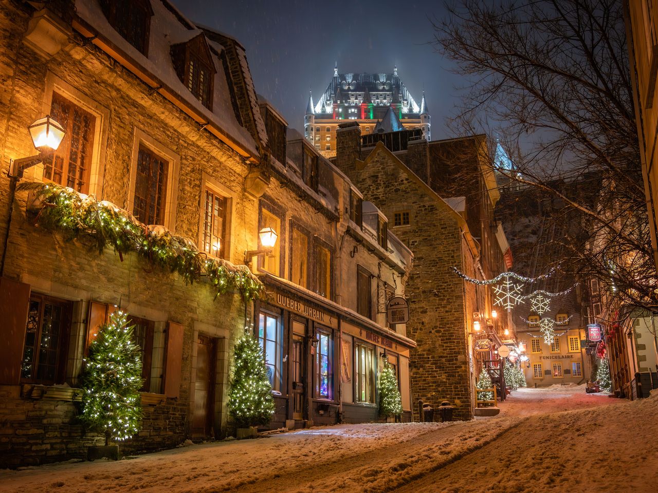 verschneite Altstadt von Québec und im Hintergrund das Château Frontenac