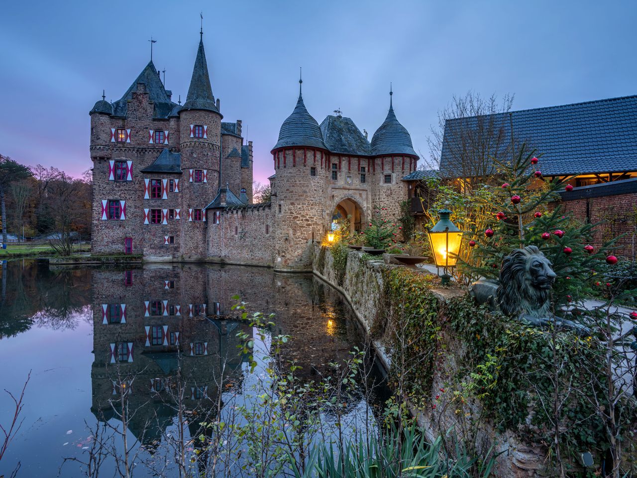 Burg Satzvey bei Mechernich am Abend, beleuchtet
