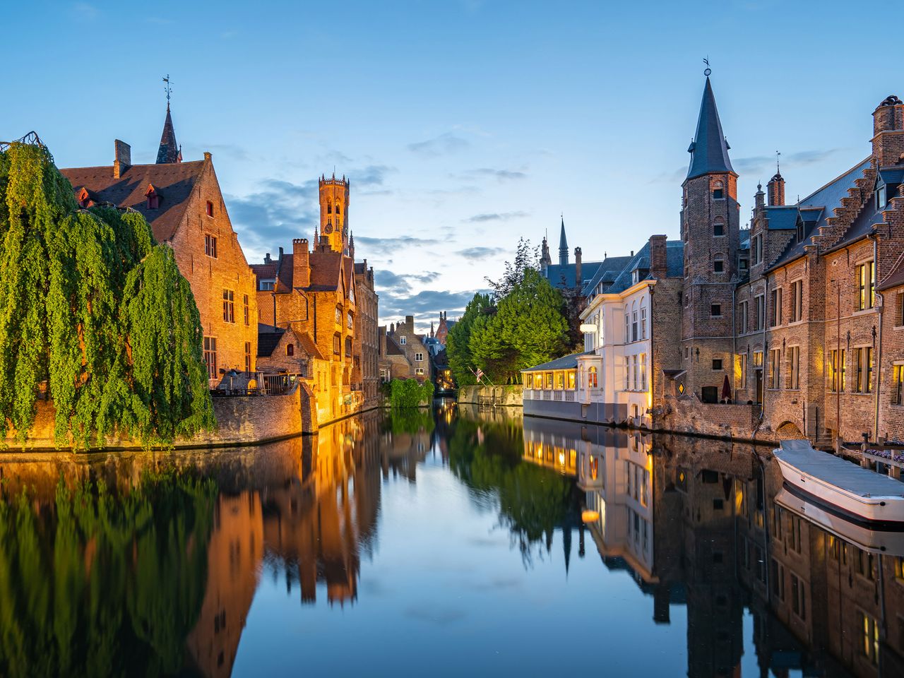 Gracht in Brügge am Abend