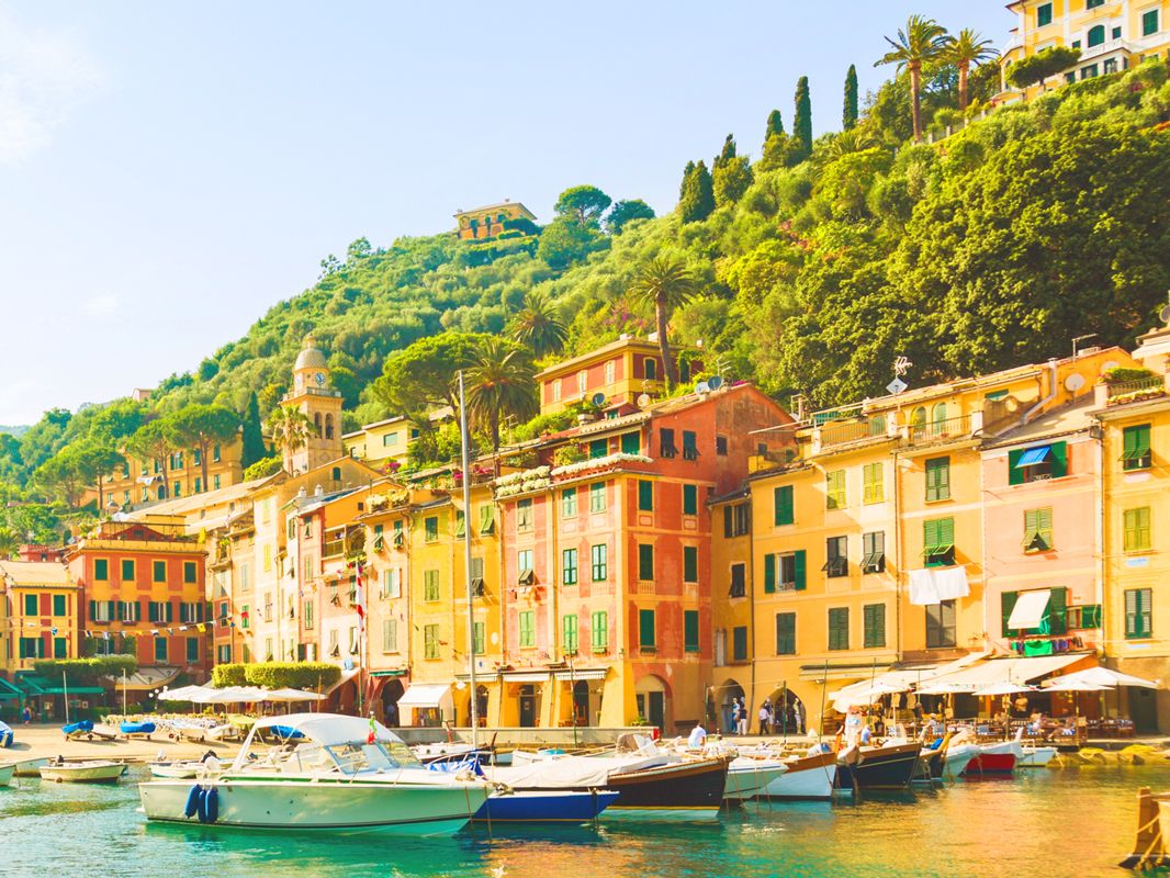 Bunte Häuser an der Küste von Portofino in Italien