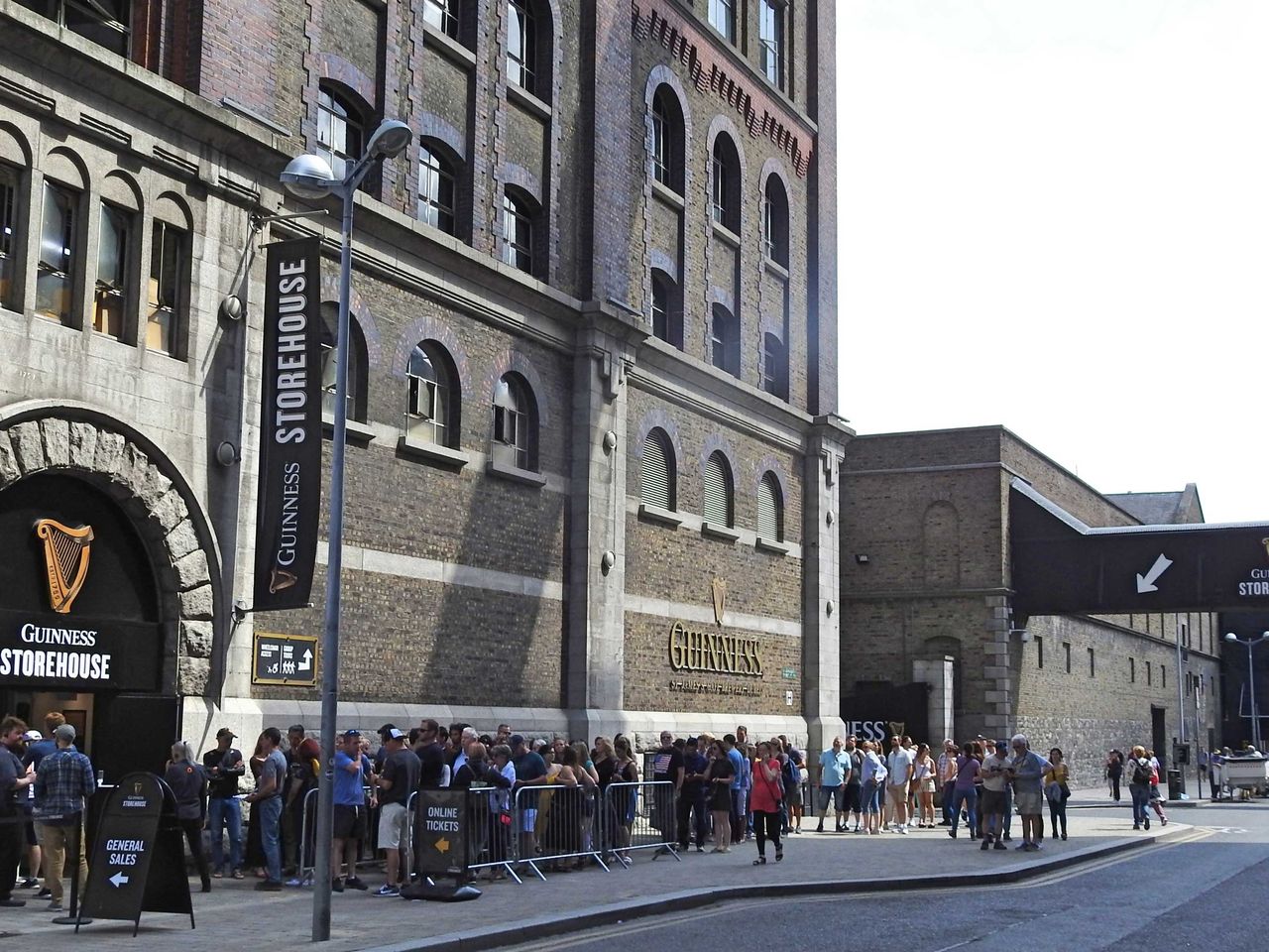Die Backstein-Fassade des Guinness Storehouses in Dublin
