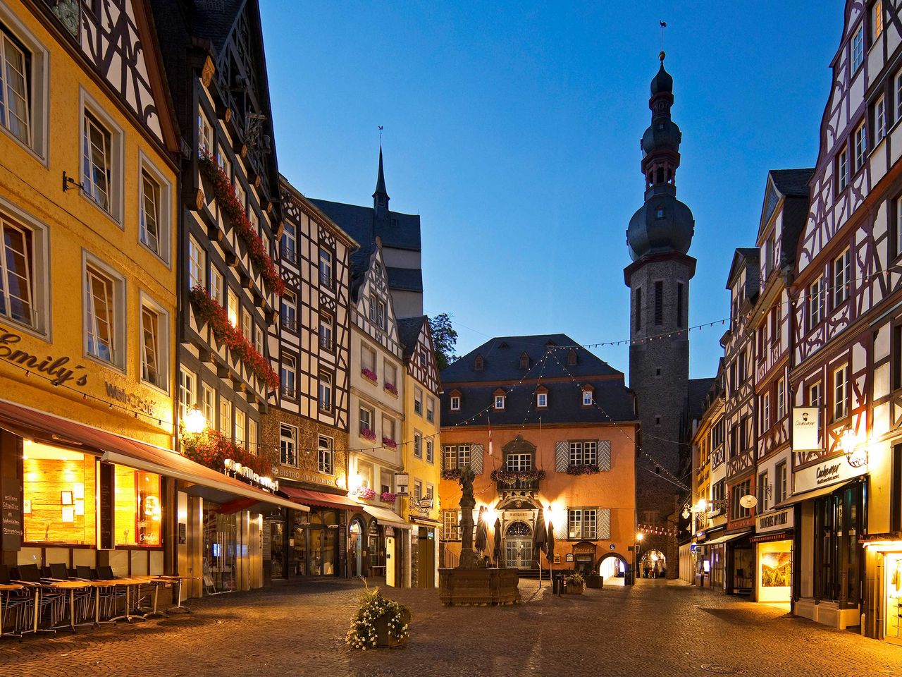 Marktplatz Cochem am Abend, beleuchtet