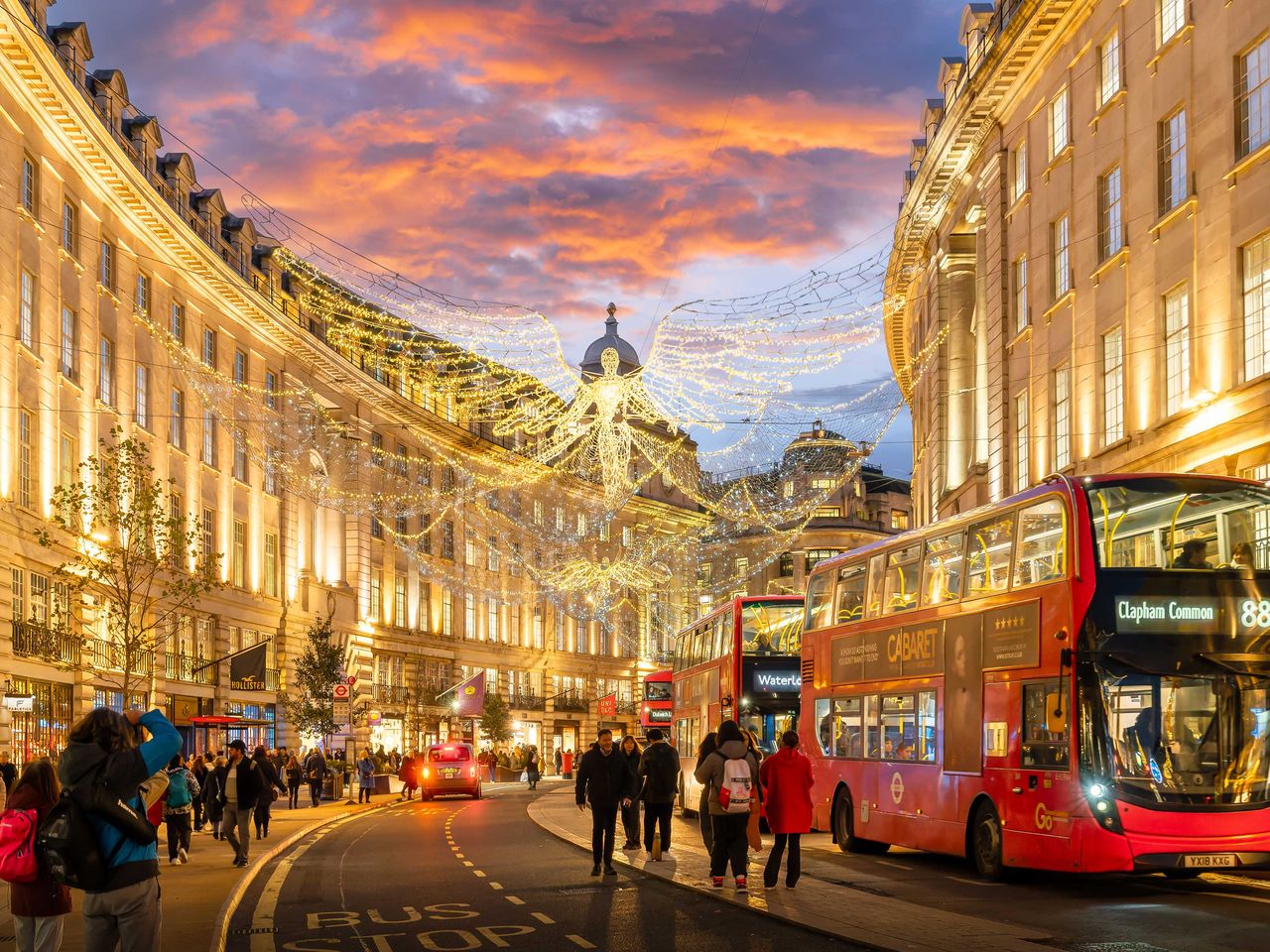 weihnachtlich geschmückte Straße in London