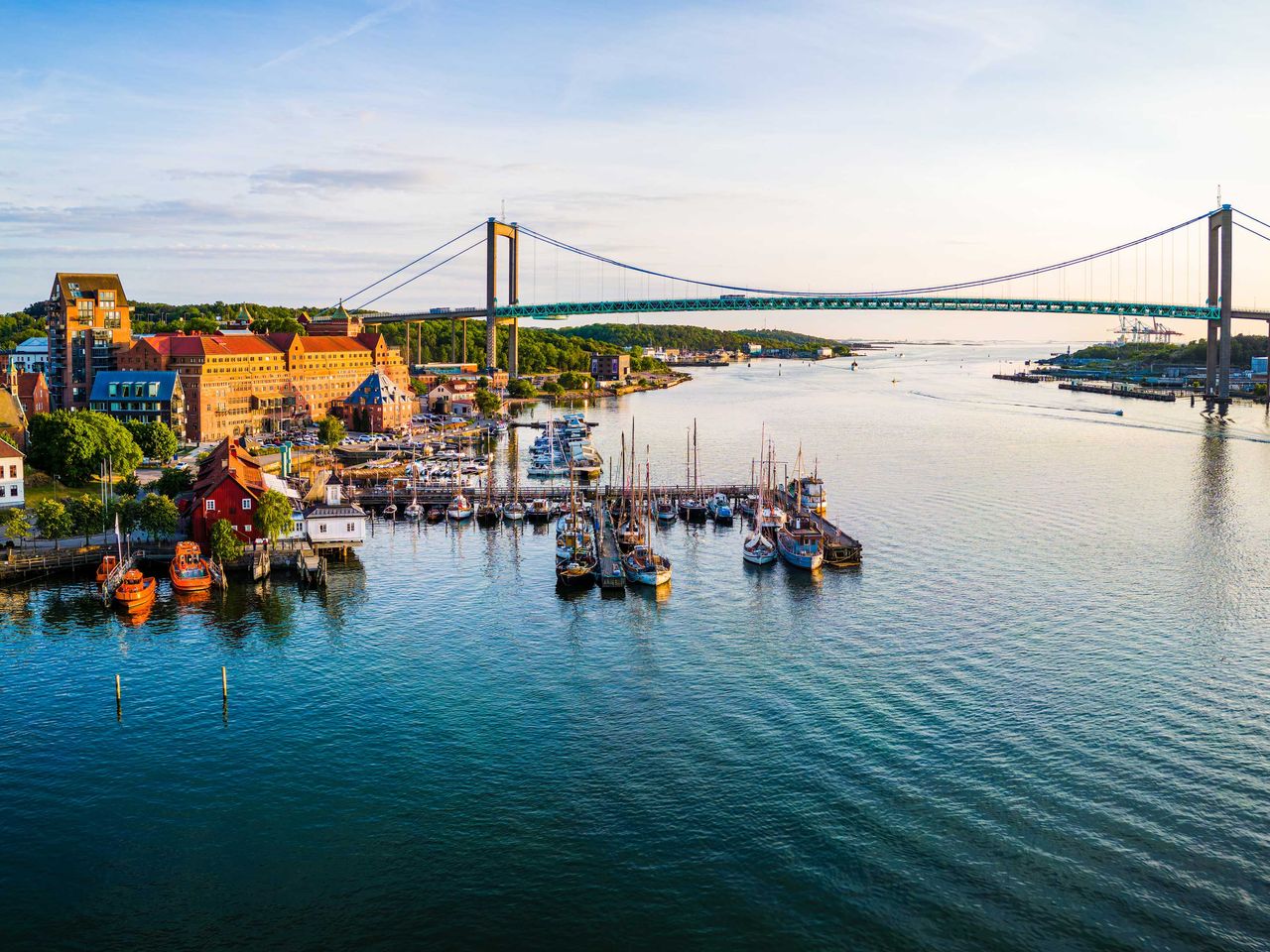 Luftaufnahme von Göteborg mit der Hängebrücke Älvsborgsbron