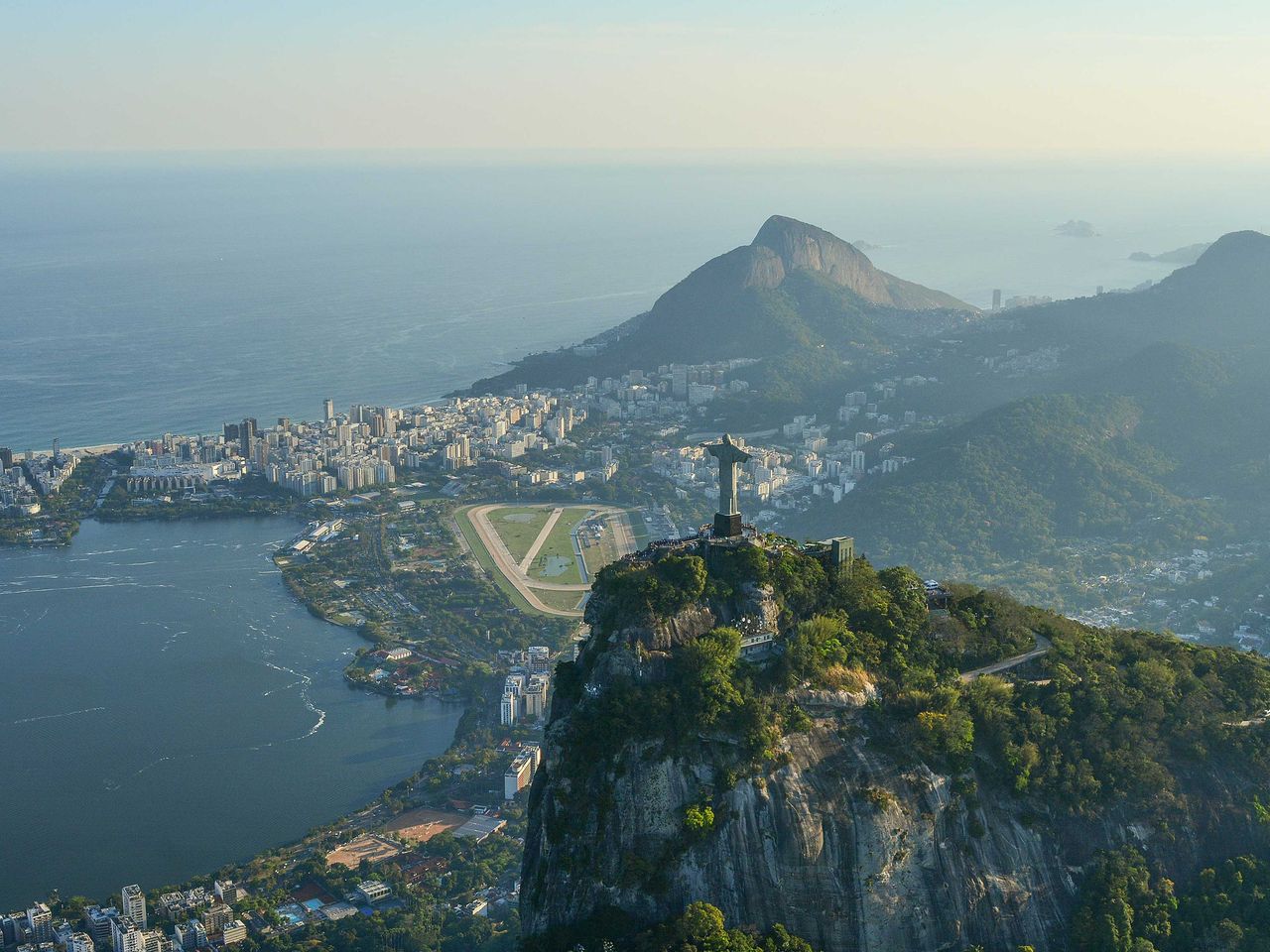 Christusstatue und Blick auf Rio de Janeiro